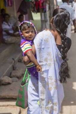 Editoryal açıklayıcı resim. Çocuk ile anne
