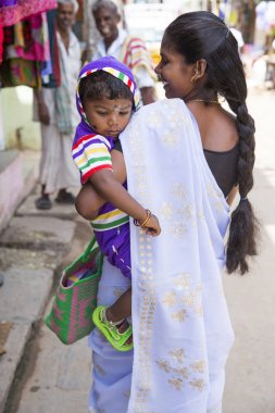 Editoryal açıklayıcı resim. Çocuk ile anne