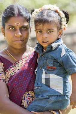 Editoryal açıklayıcı resim. Çocuk ile anne