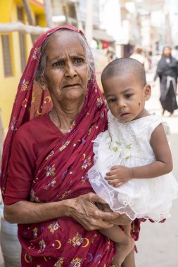 Editoryal açıklayıcı resim. Çocuk dedesi ile