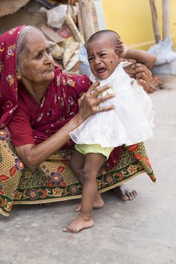 Editoryal açıklayıcı resim. Çocuk dedesi ile