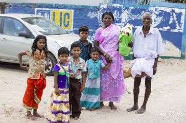 Editoryal açıklayıcı resim. Çocuk dedesi ile