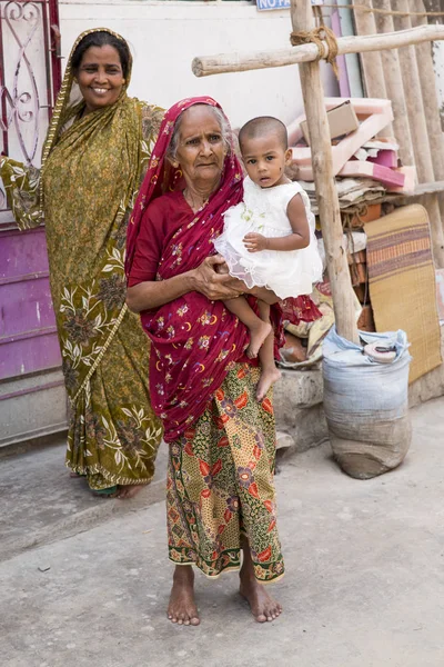 Editoryal açıklayıcı resim. Çocuk dedesi ile