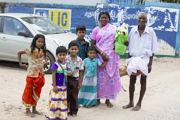 Editoryal açıklayıcı resim. Çocuk dedesi ile