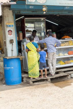 Editoryal açıklayıcı resim. Meyve ve sebze dükkanı