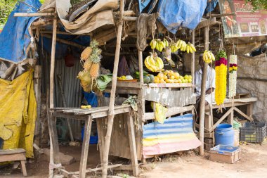 Editoryal açıklayıcı resim. Meyve ve sebze dükkanı