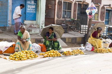 Editoryal açıklayıcı resim. Meyve ve sebze dükkanı