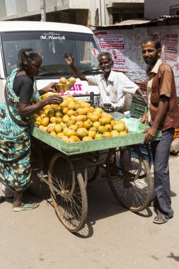 Editoryal açıklayıcı resim. Meyve ve sebze dükkanı