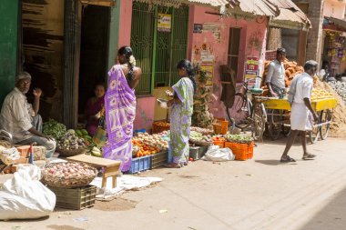Editoryal açıklayıcı resim. Meyve ve sebze dükkanı