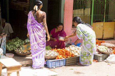 Editoryal açıklayıcı resim. Meyve ve sebze dükkanı