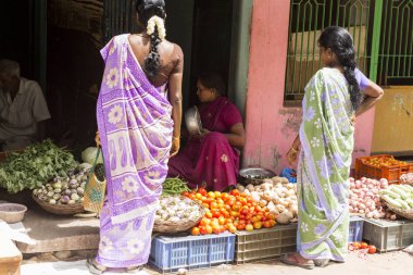 Editoryal açıklayıcı resim. Meyve ve sebze dükkanı