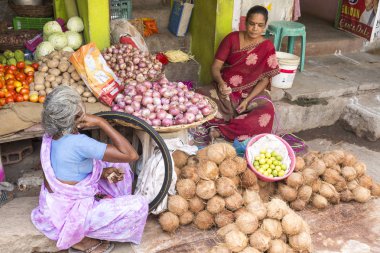 Editoryal açıklayıcı resim. Meyve ve sebze dükkanı