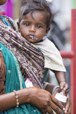 Editoryal açıklayıcı resim. Anne ile bebek, Hindistan