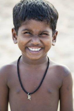 Editoryal açıklayıcı resim. Zavallı çocuk gülümseyen, Hindistan