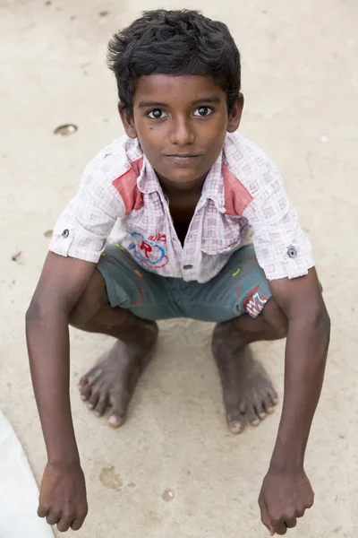 Editorial illustrative image. Poor kid smiling, India — Stock Photo, Image