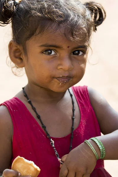 Imagem editorial ilustrativa. Pobre miúdo a sorrir, Índia — Fotografia de Stock