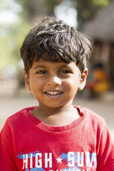 Редакционное иллюстративное изображение. Бедный ребенок улыбается, Индия
