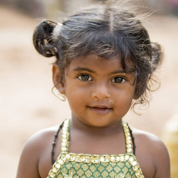 Editoryal açıklayıcı resim. Zavallı çocuk gülümseyen, Hindistan