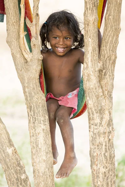 Editoryal açıklayıcı resim. Zavallı çocuk gülümseyen, Hindistan