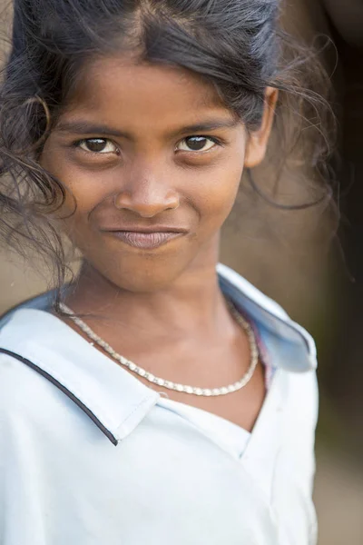 Imagem editorial ilustrativa. Pobre miúdo a sorrir, Índia — Fotografia de Stock
