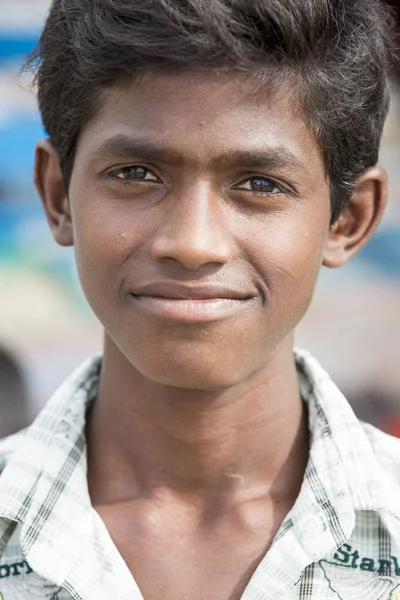 Editoryal açıklayıcı resim. Zavallı çocuk gülümseyen, Hindistan