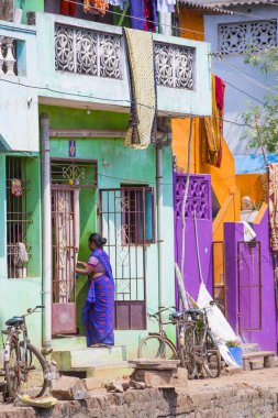 Editoryal açıklayıcı resim. Hint renkli ev