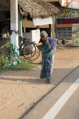 Editoryal açıklayıcı resim. Gülümseyen üzgün üst düzey Hintli kadın portresi.