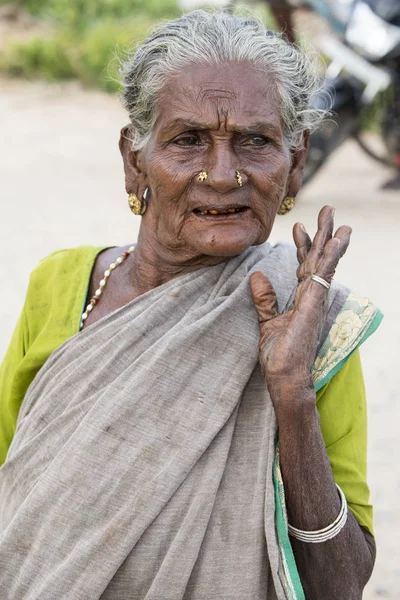 Редакционное иллюстративное изображение. Портрет улыбающейся грустной пожилой индианки . — стоковое фото