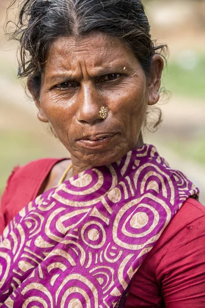 Редакционное иллюстративное изображение. Портрет улыбающейся грустной пожилой индианки . — стоковое фото