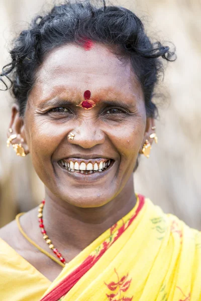 Editoryal açıklayıcı resim. Gülümseyen üzgün üst düzey Hintli kadın portresi.