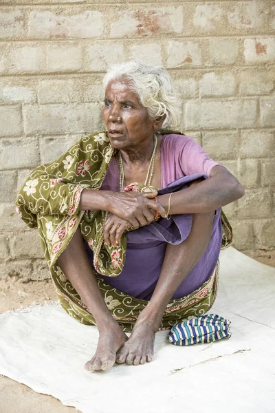 Editoryal açıklayıcı resim. Gülümseyen üzgün üst düzey Hintli kadın portresi.