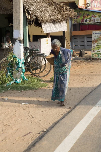 Editoryal açıklayıcı resim. Gülümseyen üzgün üst düzey Hintli kadın portresi.