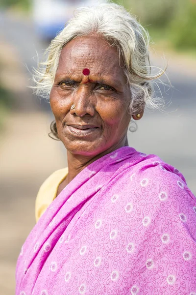 Redaktionelles Illustrationsbild. Porträt einer lächelnden, traurigen indischen Seniorin. — Stockfoto