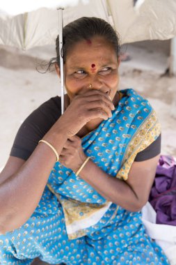 Editoryal açıklayıcı resim. Gülümseyen üzgün üst düzey Hintli kadın portresi.