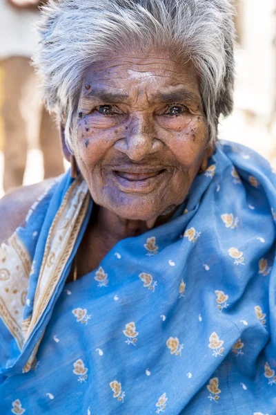 Redaktionelles Illustrationsbild. Porträt einer lächelnden, traurigen indischen Seniorin. — Stockfoto