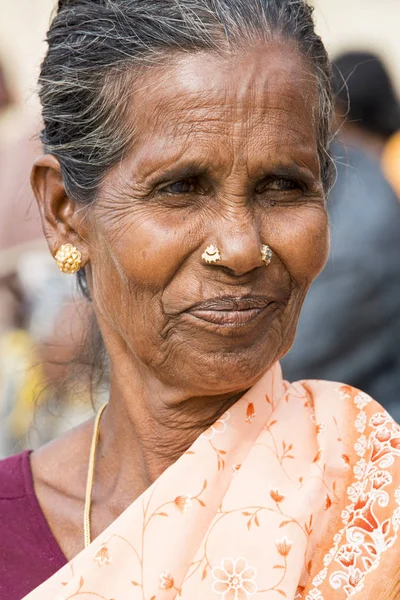 Imagen ilustrativa editorial. Retrato de una mujer india triste y sonriente . — Foto de Stock