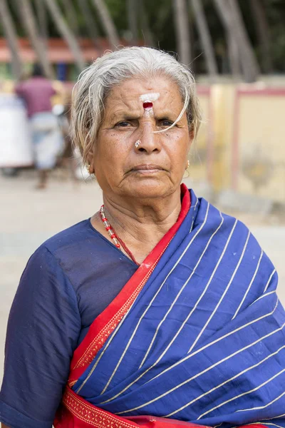 Imagen ilustrativa editorial. Retrato de una mujer india triste y sonriente . — Foto de Stock