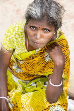 Editoryal açıklayıcı resim. Gülümseyen üzgün üst düzey Hintli kadın portresi.