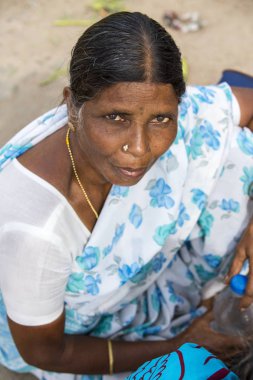 Editoryal açıklayıcı resim. Gülümseyen üzgün üst düzey Hintli kadın portresi.