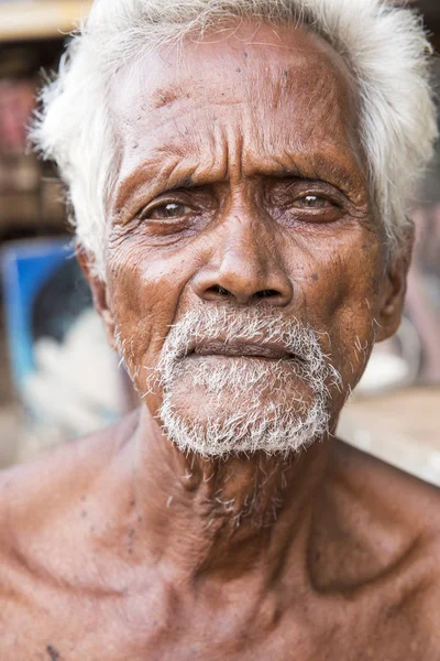 Immagine illustrativa editoriale. Ritratto di triste anziano indiano sorridente . — Foto Stock