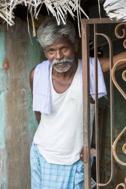 Editoryal açıklayıcı resim. Üzgün üst düzey Hintli adam gülümseyen portresi.