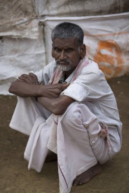 Editoryal açıklayıcı resim. Üzgün üst düzey Hintli adam gülümseyen portresi.