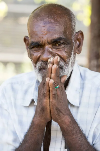 Imagem editorial ilustrativa. Retrato de sorrir triste homem indiano sênior . — Fotografia de Stock