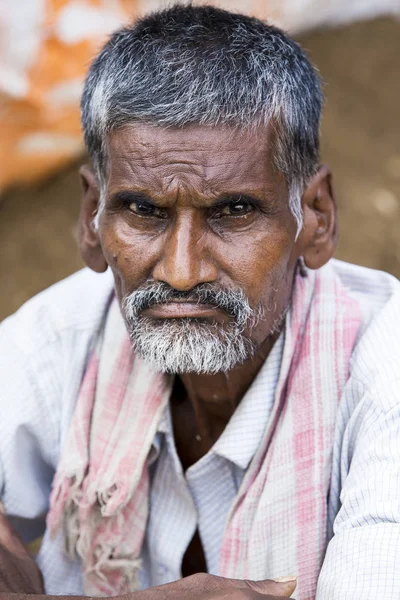 Imagem editorial ilustrativa. Retrato de sorrir triste homem indiano sênior . — Fotografia de Stock