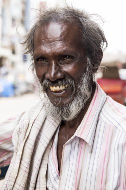 Editoryal açıklayıcı resim. Üzgün üst düzey Hintli adam gülümseyen portresi.