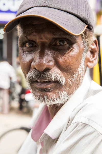 Immagine illustrativa editoriale. Ritratto di triste anziano indiano sorridente . — Foto Stock