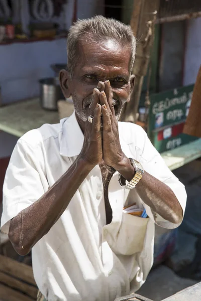 Редакционное иллюстративное изображение. Портрет улыбающегося грустного пожилого индийца . — стоковое фото