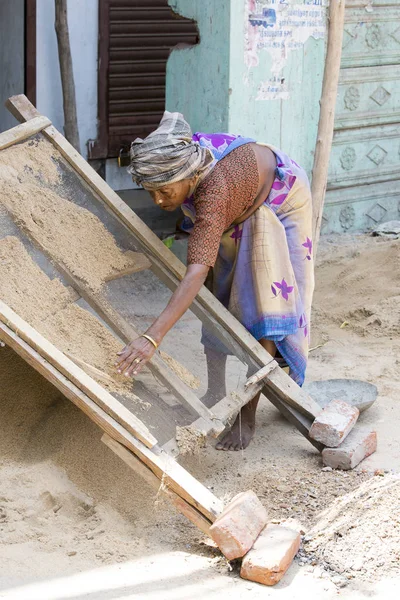 Redakční ilustrativní obrázek. Špatný pracovník žena v Indii — Stock fotografie