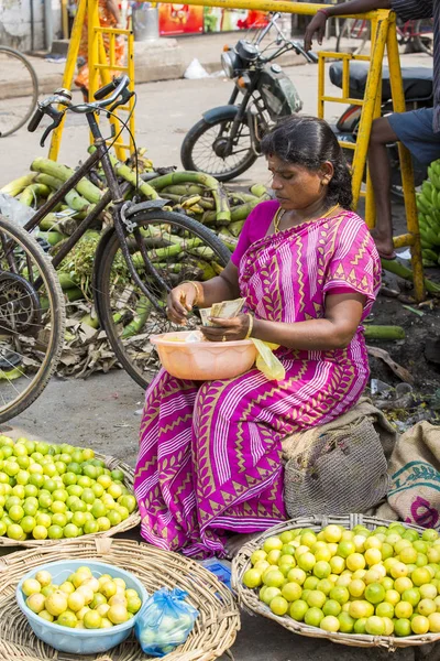 Imagen ilustrativa editorial. Mujer trabajadora pobre en la India — Foto de Stock