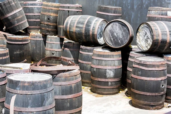 Velhos barris de madeira para rum — Fotografia de Stock